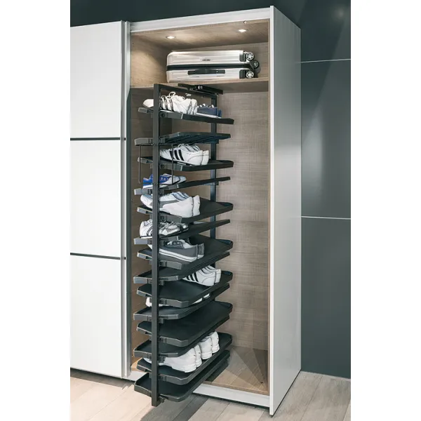 Pull out shoe rack, rotating 180°, for up to 20 pairs of shoes