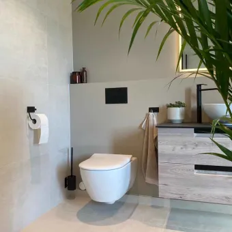Laikiklis WC popieriui BASE klijuojamas 134x106,5x28mm, matinė juoda